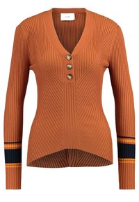 Světlý měděný pletený svetr s hlubokým V výstřihem, třemi hnědými knoflíky a pruhovanými námořnickými, žlutými a měděnými akcenty na rukávech.