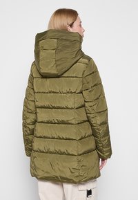 Chaqueta de plumas verde oliva con capucha, que presenta un diseño acolchado, cierre con cremallera y puños de canalé. La tela tiene una textura suave y brillante.