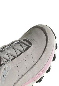 Ljust grå mockasko med rund tå, med en rosa ADIPRENE+-accent, texturerad sula och grå snören. Svart yttersula med greppmönster.