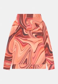 Bluza z kapturem wykonana z gładkiego materiału z wirującym marmurkowym wzorem w odcieniach różu, koralu i brązu. Posiada długie rękawy oraz kieszeń z przodu.