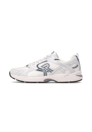 Weißer und grauer Sportschuh mit Schaumsohle, Mesh-Gewebe und Schnürdesign, von der Seite auf weißem Hintergrund gezeigt.
