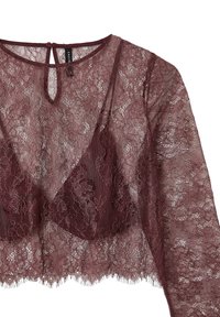 Top in pizzo borgogna con maniche lunghe, motivo floreale e texture trasparente. Presenta una chiusura a bottoni al collo e un orlo scallop.