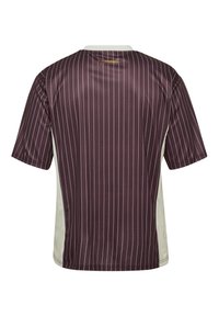 Kortærmet sports-trøje i mørk lilla med lodrette hvide striber, med rund krave og sideløbende detaljer i en lysere nuance.