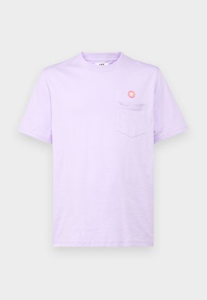 Λεβάντα βαμβακερό μπλουζάκι με κοντό μανίκι, στρογγυλή λαιμόκοψη και τσέπη στο αριστερό στήθος με κυκλικό ροζ λογότυπο. Λείος υφασμάτινος ιστός.