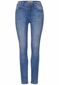 Jeans ajustados en denim de color azul claro. Presenta cinco bolsillos y una bragueta con cierre de cremallera y botón. Textura suave, lavado ligeramente desvanecido y corte entallado.