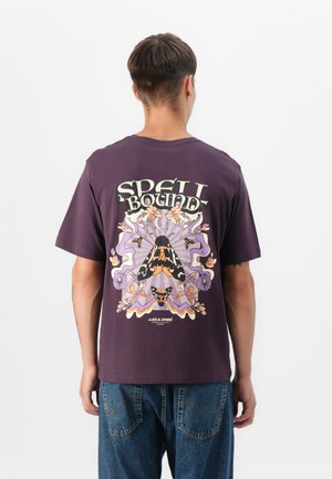 Paarse katoenen T-shirt met een grote grafische print van bloemen en vlinders op de rug. Ontspannen pasvorm, ronde halslijn, korte mouwen.