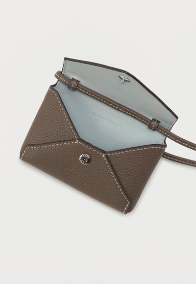 Μικρός καφέ τζαμένιος φάκελος από δέρμα με υφή, με ανοιχτό μπλε εσωτερικό, ραμμένες άκρες, κλείσιμο με κουμπί τράβηγμα και λεπτό λουράκι στον ώμο.