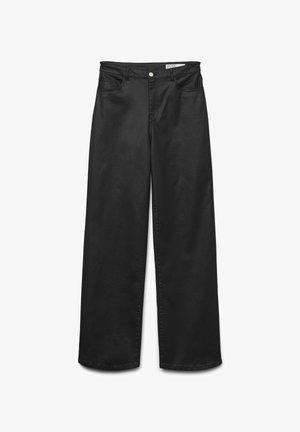 Svart vide bukser med høy midje, fem lommer, knappelukking og glatt denimtekstur. Foran og bak sømmer er synlige.