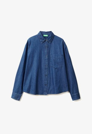 Camisa de mezclilla de botones, azul oscuro, de manga larga, con cuello puntiagudo, bolsillo delantero, dobladillo recto, corte ligeramente holgado, textura lisa.