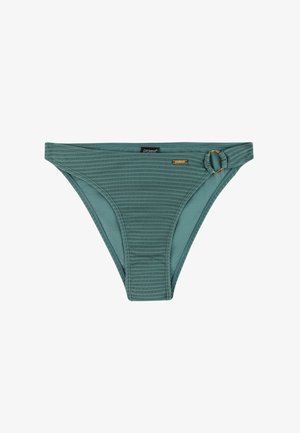 Groene bikinibroek met structuur, voorzien van een metalen ring aan de zijkant en kleine merklabels op de voorband.