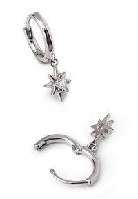 Orecchini a cerchio in argento con un ciondolo a forma di stella, dotato di una pietra trasparente centrale. Il design è lucidato e liscio, mettendo in risalto elementi angolari.