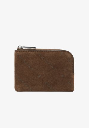 Braune Wildleder-Geldbörse mit einem Reißverschluss, versehen mit einem geprägten Markenlogo, rechteckiger Form und glatter Textur. Kompaktes Design für Karten und Bargeld.