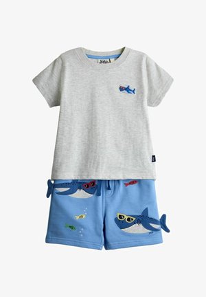 Hellgraues Kurzarmhemd mit kleinem Hai auf der Brust und blaue Shorts mit Haien, die Sonnenbrillen tragen, sowie kleinen bunten Fischen.