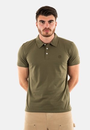 Polo verde oliva de algodón, con cuello de solapa, tapeta de tres botones y un sutil logo en el pecho.