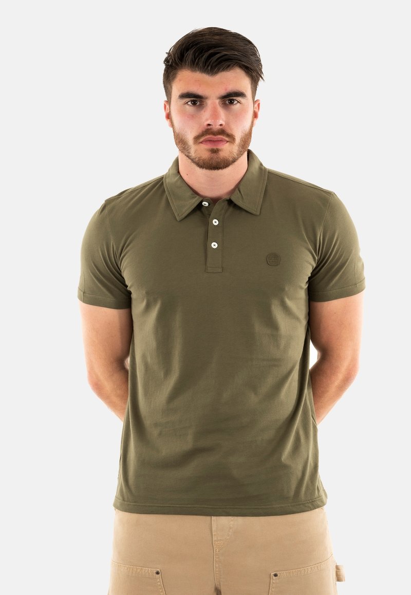 Polo-shirt vert olive en coton, avec un col, une patte de boutonnage à trois boutons et un logo discret sur la poitrine.