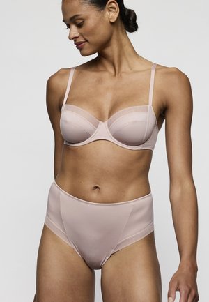 Lichtroze beha met beugels en verstelbare bandjes, gecombineerd met hoog getailleerde slip, beide gemaakt van glad, zacht materiaal met eenvoudige biezen.