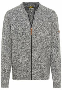 Grau gestrickte Zip-Up-Jacke mit einem strukturierten Muster, dunklem Reißverschluss und Lederakzent. Verfügt über einen Stehkragen und gerippte Bündchen.