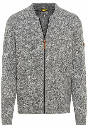 Grau gestrickte Zip-Up-Jacke mit einem strukturierten Muster, dunklem Reißverschluss und Lederakzent. Verfügt über einen Stehkragen und gerippte Bündchen.