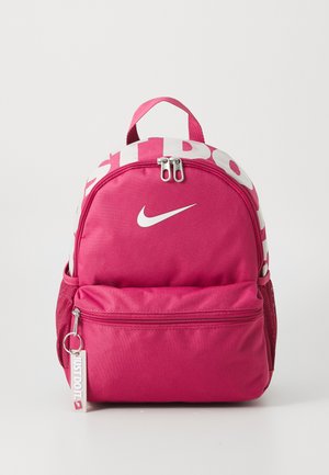 Rožinė Nike kuprinė su apvalia forma, turinti baltą logotipą ir užrašą "JUST DO IT". Dvi užtrauktuku uždaromos kišenės ir šoninė tinklinė kišenė.