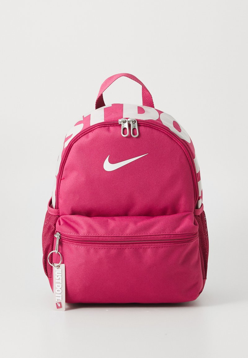 Roza Nike nahrbtnik zaobljene oblike z belim logotipom in napisom "JUST DO IT". Ima dva zadrževalna predala in stranski mrežasti žep.