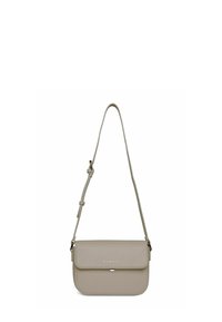 Borsa a tracolla in pelle beige con chiusura a patta, tracolla regolabile, bordi arrotondati e logo in rilievo sul davanti. Texture liscia.