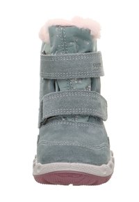 Dziecięce zimowe buty w jasnoniebieskim kolorze z dwoma paskami na rzepy, wzorem srebrnych gwiazdek, różowym sztucznym futerkiem oraz teksturowaną białą i różową podeszwą.