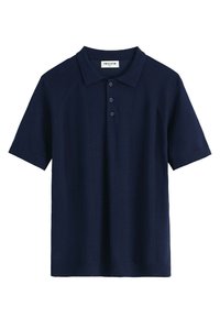 Polo shirt bleu marine à manches courtes avec un col côtelé, patte de boutonnage à trois boutons et un motif tricoté texturé sur l'ensemble.