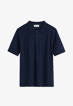 Polo shirt bleu marine à manches courtes avec un col côtelé, patte de boutonnage à trois boutons et un motif tricoté texturé sur l'ensemble.