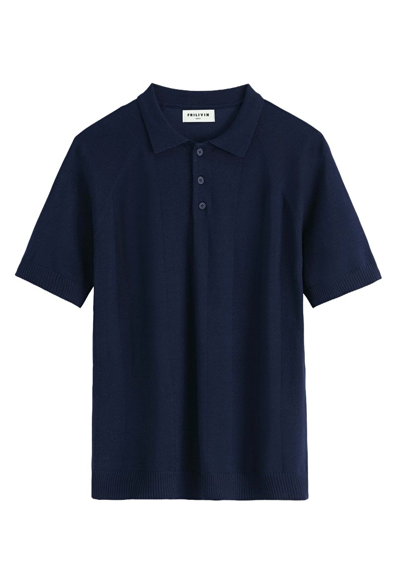 Polo shirt bleu marine à manches courtes avec un col côtelé, patte de boutonnage à trois boutons et un motif tricoté texturé sur l'ensemble.