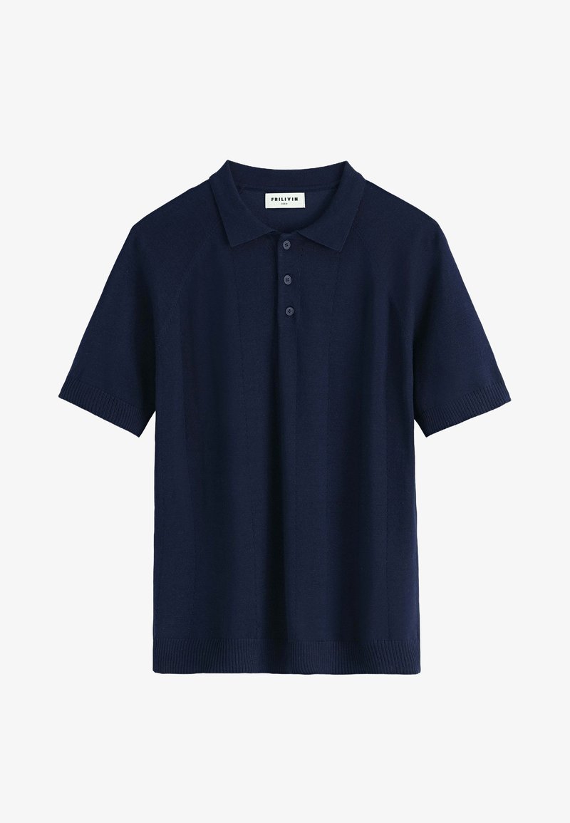 Polo shirt bleu marine à manches courtes avec un col côtelé, patte de boutonnage à trois boutons et un motif tricoté texturé sur l'ensemble.