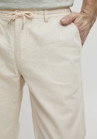 FQ1924 FQBENTE LINEN MIX - Chinos - almond milk