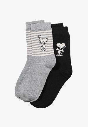 Zwei Paare Baumwollsocken: ein Paar grau gestreift mit Snoopy-Design, das andere einfarbig schwarz mit einer Snoopy-Silhouette. Glatte Textur, Knöchelhöhe.