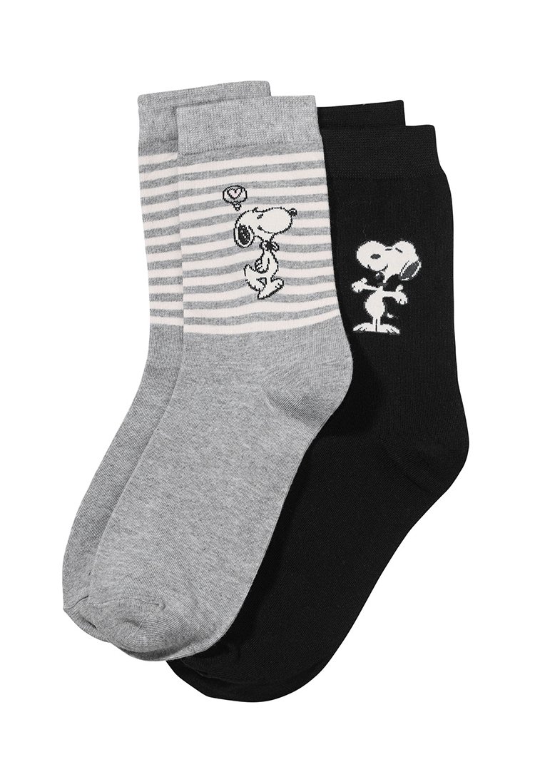 Due paia di calzini di cotone: una grigia a righe con design di Snoopy, l'altra nera uni con silhouette di Snoopy. Tessuto liscio, lunghezza alla caviglia.
