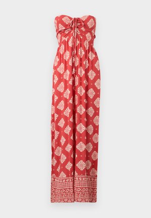 Robe rouge longue sans bretelles avec des motifs floraux et géométriques blancs, dotée d'un corsage froncé et d'un nœud décoratif sur la poitrine.