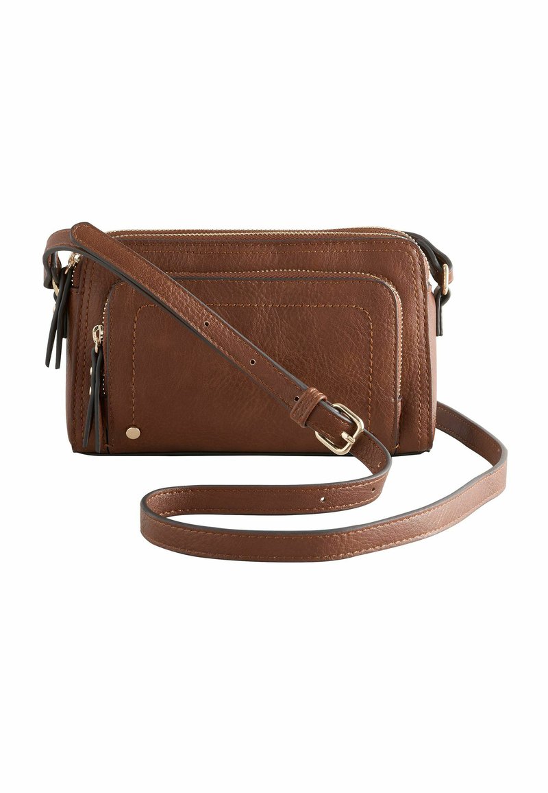Sac bandoulière en cuir marron avec une finition texturée, doté de deux compartiments zippés, d'une anse réglable et d'accents de gland suspendus.