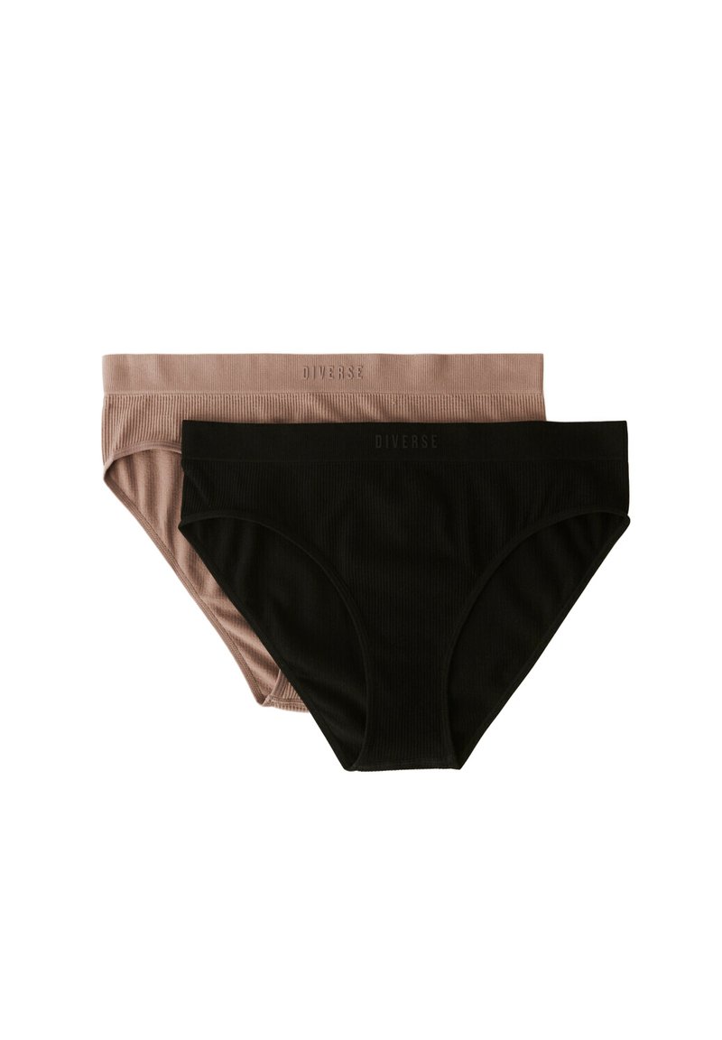 Dwie pary damskich majtek: jedna w ribbowanym jasnoróżowym kolorze, a druga w ribbowanym czarnym. Obie mają miękki materiał i elastyczny pas z logo "DIVERSE".