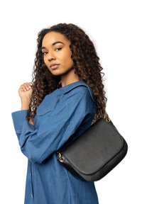 Borsa a tracolla nera realizzata in materiale testurizzato, con hardware color oro e chiusura a pattina. Cinghia attaccata per una facile portabilità.
