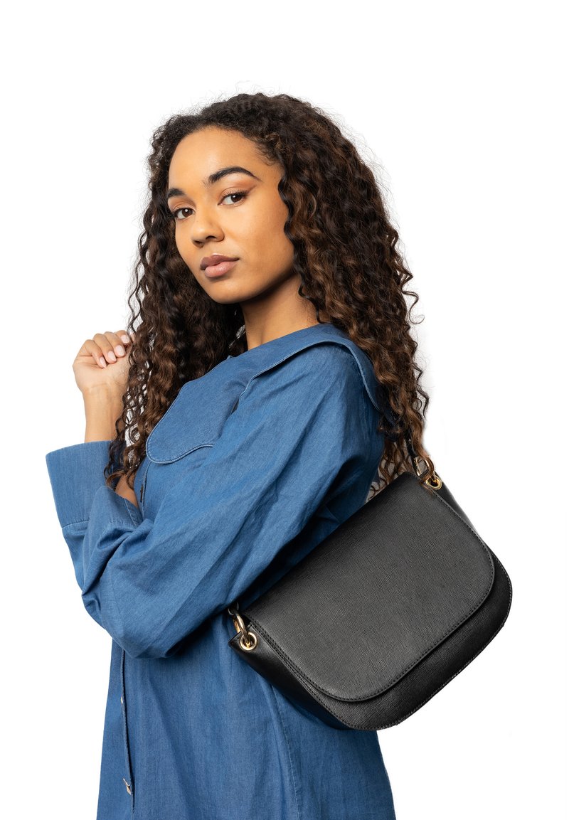 Borsa a tracolla nera realizzata in materiale testurizzato, con hardware color oro e chiusura a pattina. Cinghia attaccata per una facile portabilità.