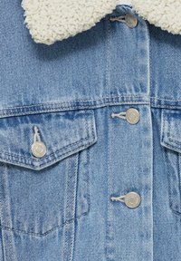 Veste en denim bleu clair avec boutons métalliques argentés, deux poches poitrine à rabats et un col sherpa blanc.