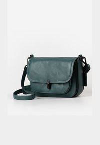 Borsa a tracolla verde in pelle con chiusura a patta, tracolla regolabile e hardware nero. Texture morbida con una leggera lucentezza, forma rettangolare.