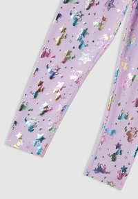 Leggings viola con una finitura lucida e metallica, caratterizzati da unicorni e stelle multicolori di diverse dimensioni su tutta la stoffa.