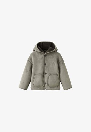 Olivgrüne Fleecejacke mit Kapuze, abgerundetem Saum, vorderem Knopfverschluss und zwei großen Seitentaschen. Weicher Stoff und lässiges Design.