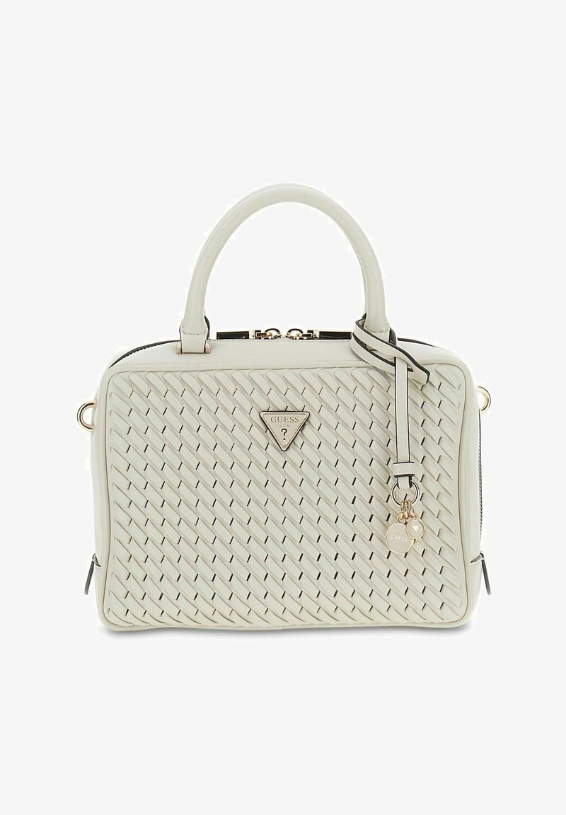 Sac à main en cuir tressé couleur crème avec deux anses, plaque logo Guess dorée et charms décoratifs suspendus sur le côté.