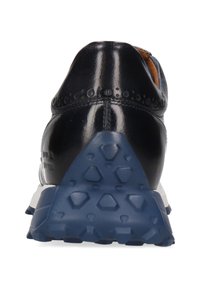 Schwarze Ledersneaker mit dekorativen Brogue-Details, einer blauen strukturierten Gummisohle und einem kontrastierenden hellbraunen Innenfutter. Sechseckiges Profilmuster.