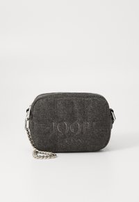 Borsa a tracolla in feltro grigio scuro con design trapuntato, dotata di logo impresso, tracolla in metallo argentato e chiusura con zip.