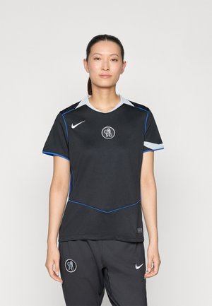 Tricou Nike negru cu guler gri și accente albastre, având un logo circular în centru. Material neted cu mâneci scurte.