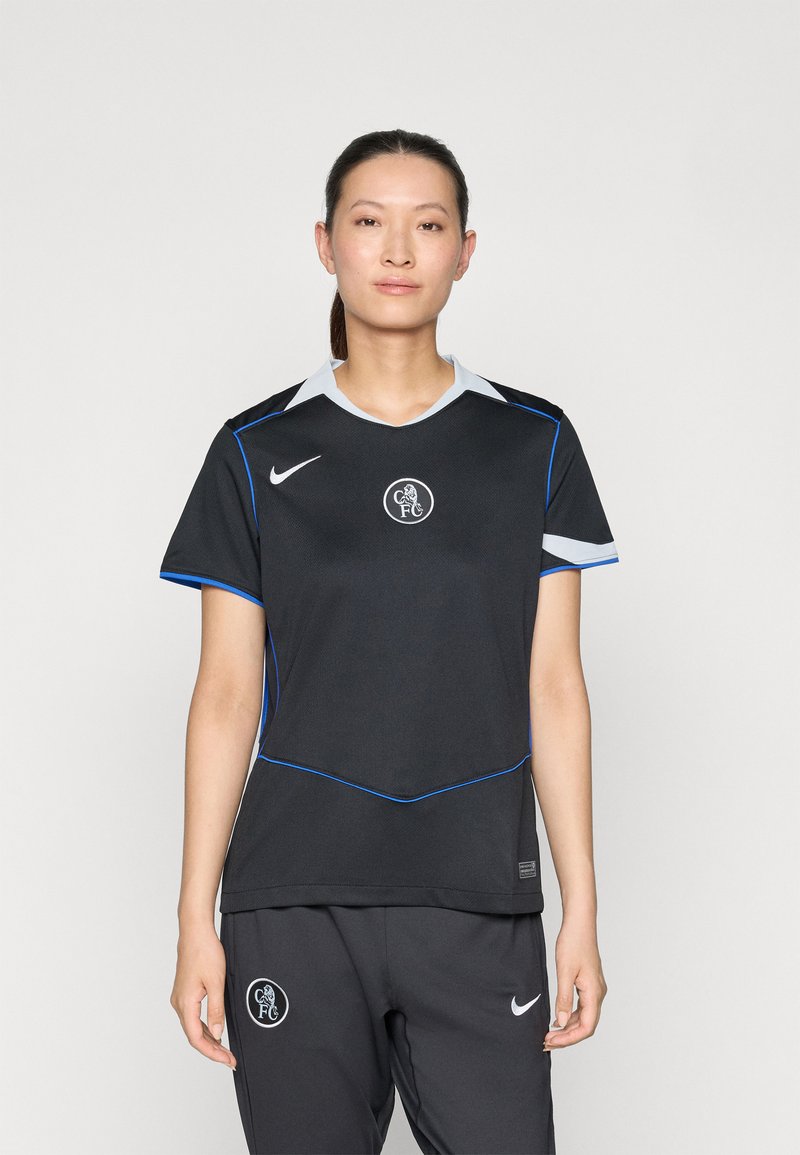 Svart Nike-drakt med grå krage og blå detaljer, med en sirkulær logo i midten. Glatt stoff med korte ermer.
