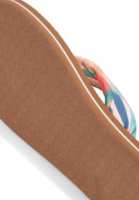 Infradito con suola in gomma marrone testurizzata, presentano una fascia multicolore nelle tonalità di rosa e blu, con design attorcigliato; accento bianco pulito.