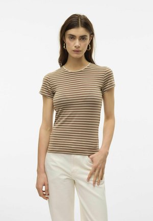 Brun og beige stribet kortærmet t-shirt med rund halsudskæring, tætsiddende design og glat tekstur, parret med lyse bukser.