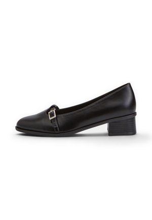 Scarpa bassa in pelle nera con punta quadrata, cinturino laterale con fibbia e tacco a blocco.